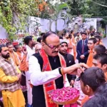 UP: बटुकों पर सियासी संग्राम, पहले माघ मेले में योगी की पुलिस ने किया अपमान, अब डिप्टी सीएम पाठक ने किया सम्मान