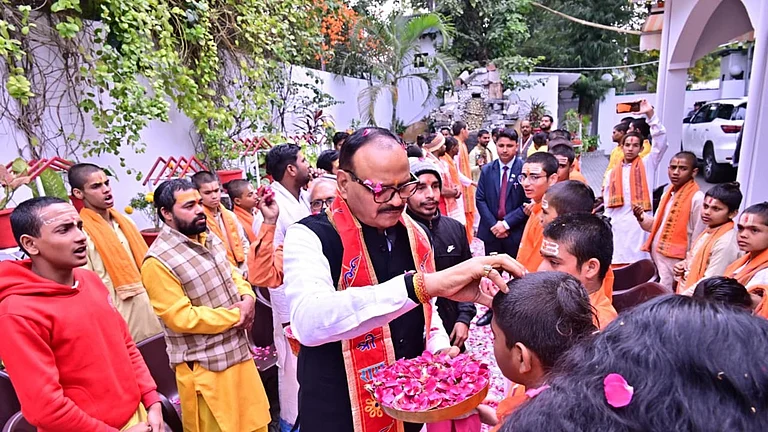 UP: बटुकों पर सियासी संग्राम, पहले माघ मेले में योगी की पुलिस ने किया अपमान, अब डिप्टी सीएम पाठक ने किया सम्मान