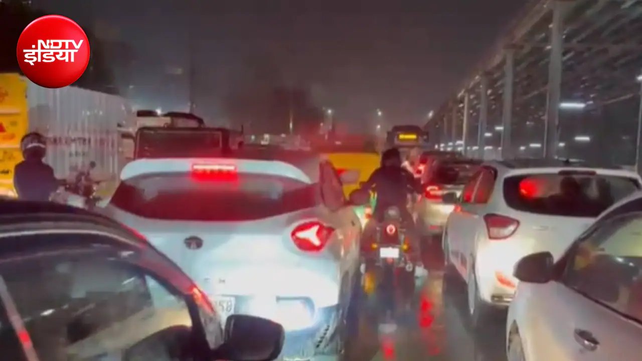 गुरुग्राम में कल लगा था 8 किलोमीटर लंबा जाम, आज कैसे हैं हालात? | Gurugram Faces 10 Km long Traffic Amid Heavy Rainfall Flooding Road Cave in