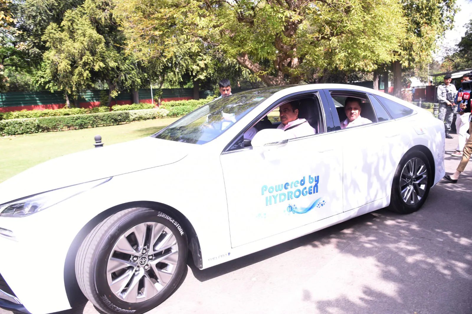 पेट्रोल-डीजल-CNG के बाद हाइड्रोजन की बारी! देश के 10 रूटों पर ट्रायल शुरू, गडकरी बोले- यही है परिवहन का भविष्य | hydrogen fuel trials india 10 Major Highways routes nitin gadkari Says Hydrogen is Future Transport Alternative Petrol Diesel CNG