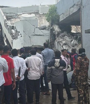 पुणे में इमारत ढही, मलबे में 15 लोगों के फंसे होने की आशंका | Building collapses in Pune; 15 people feared trapped in the debris
